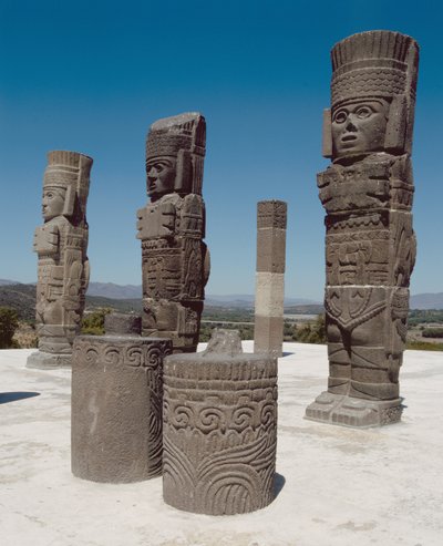 Le colonne atlantidee sulla cima della Piramide B, precolombiana da Toltec